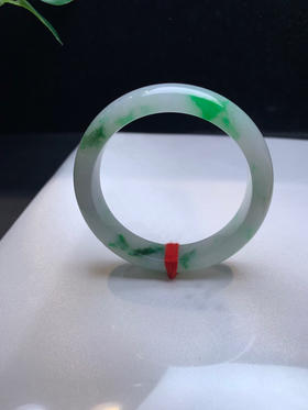 620163，53.8飘阳绿手镯，底妆很细，一抹阳绿色，很吸晴，清新秀气