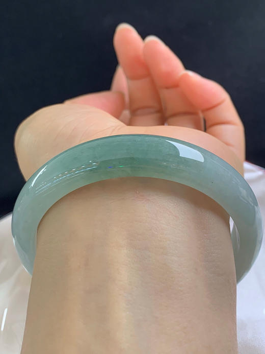 620166，62.3圈口，糯化飘油青正圈平安镯，半山水色 商品图4