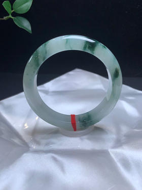 620157，59飘花手镯，清新白底。大半圈飘蓝花 整体清爽干净