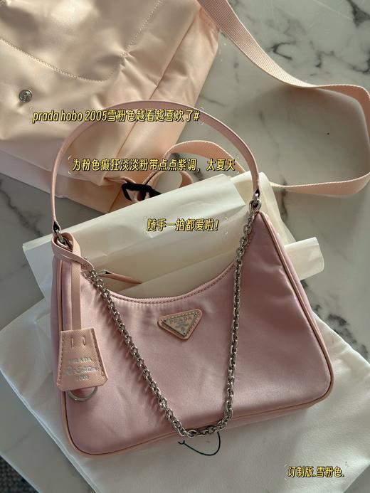韩国订单 Prad hobo 2005尼龙腋下包 不仅实用百搭关键还很好看  设计超级方便和舒服！ ⚠️皮手柄 ⚠️配根链条⛓️，绝绝子！超级适合夏天 商品图0