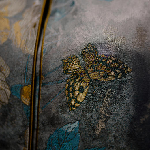 宋锦玫瑰花扣灰色外套 商品图3