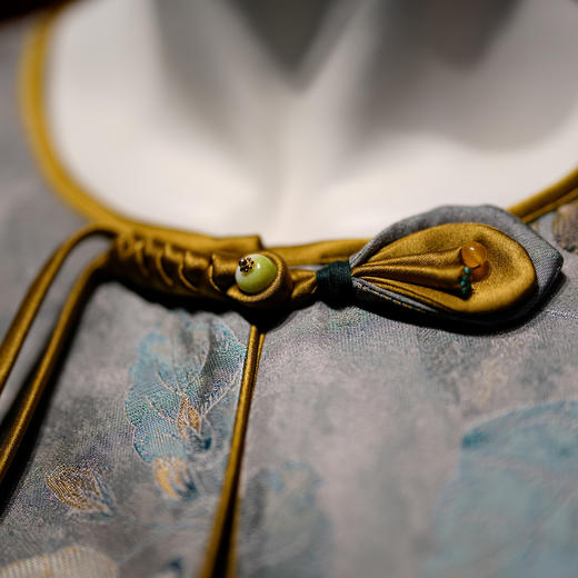 宋锦玫瑰花扣灰色外套 商品图1