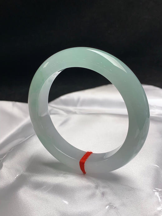 620165，51.2圈口，冰飘绿正圈平安镯，晴绿底色甜飘绿花，种水好，冰润细腻 商品图2