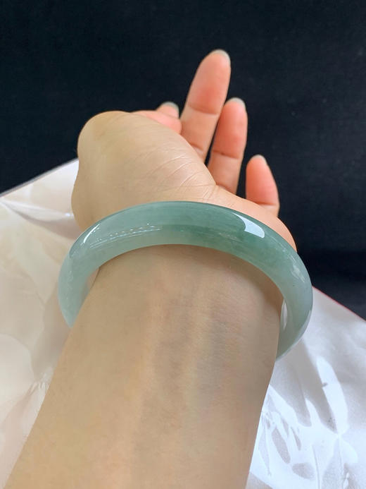 620166，62.3圈口，糯化飘油青正圈平安镯，半山水色 商品图5