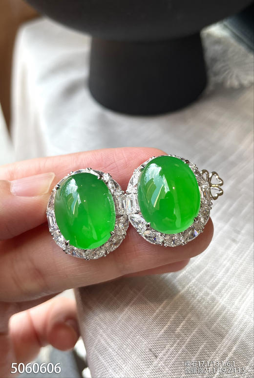 玻璃种阳艳绿蛋面耳钉【5060606】具体价格微信咨询 商品图3