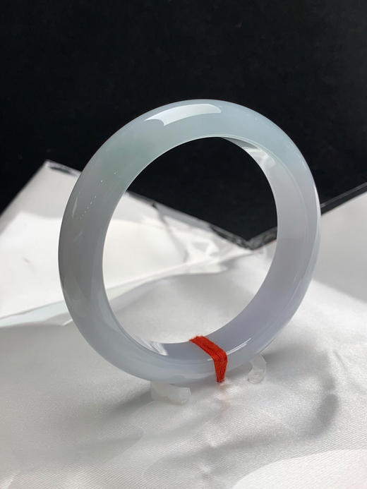 620168，55.5圈口，糯化淡晴正圈平安镯，淡蓝底色，底子胶润，干净清爽 商品图1