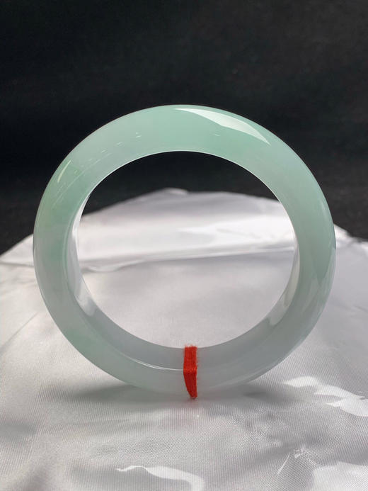 620165，51.2圈口，冰飘绿正圈平安镯，晴绿底色甜飘绿花，种水好，冰润细腻 商品图0