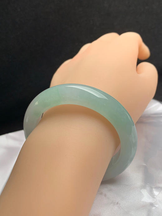 620165，51.2圈口，冰飘绿正圈平安镯，晴绿底色甜飘绿花，种水好，冰润细腻 商品图4