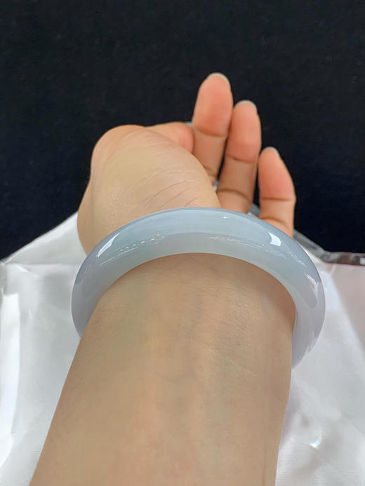 620168，55.5圈口，糯化淡晴正圈平安镯，淡蓝底色，底子胶润，干净清爽 商品图5