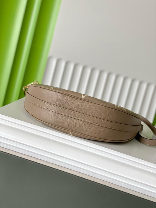 夏季特惠💰1150 原单LV M46738 尺寸：38×26×10cm LOOP HOBO 全皮月亮包 变码芯片 商品图3