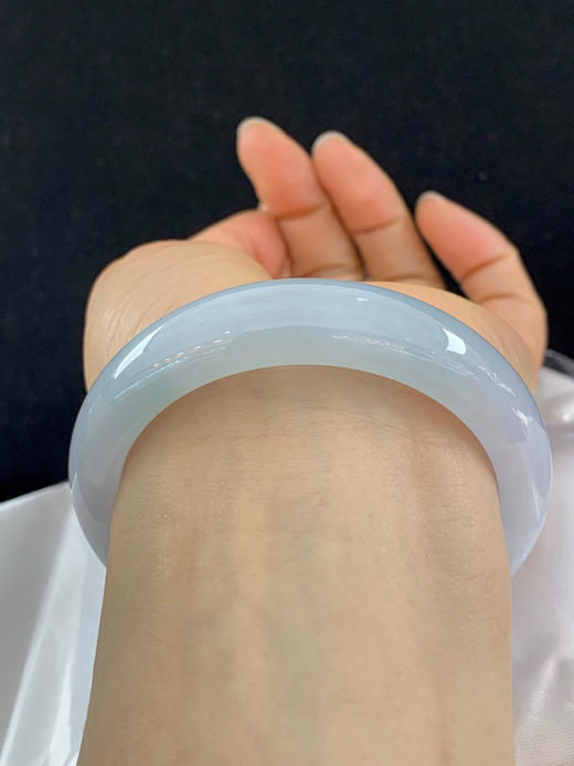 620168，55.5圈口，糯化淡晴正圈平安镯，淡蓝底色，底子胶润，干净清爽 商品图4