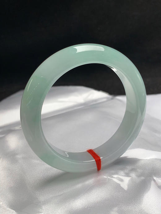 620165，51.2圈口，冰飘绿正圈平安镯，晴绿底色甜飘绿花，种水好，冰润细腻 商品图1