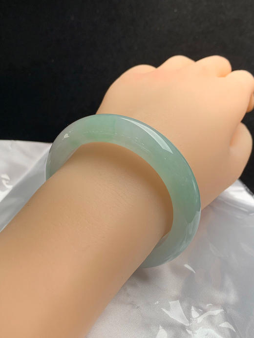 620165，51.2圈口，冰飘绿正圈平安镯，晴绿底色甜飘绿花，种水好，冰润细腻 商品图5
