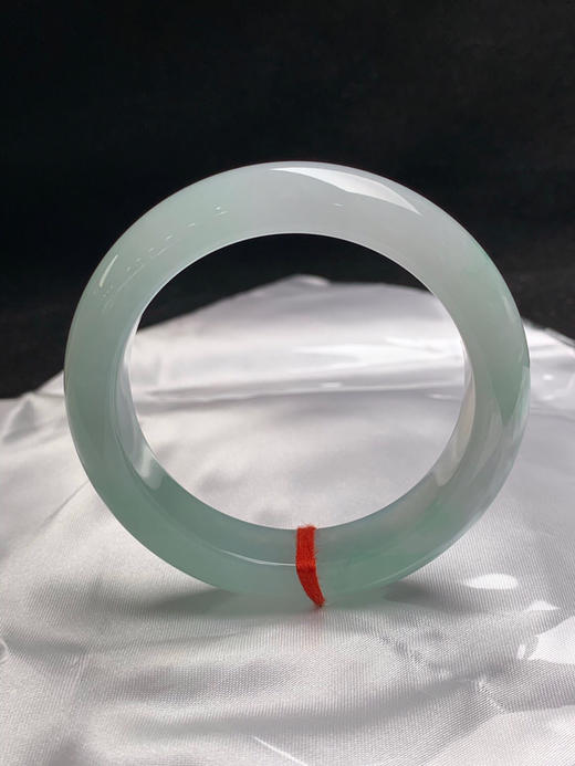 620165，51.2圈口，冰飘绿正圈平安镯，晴绿底色甜飘绿花，种水好，冰润细腻 商品图3