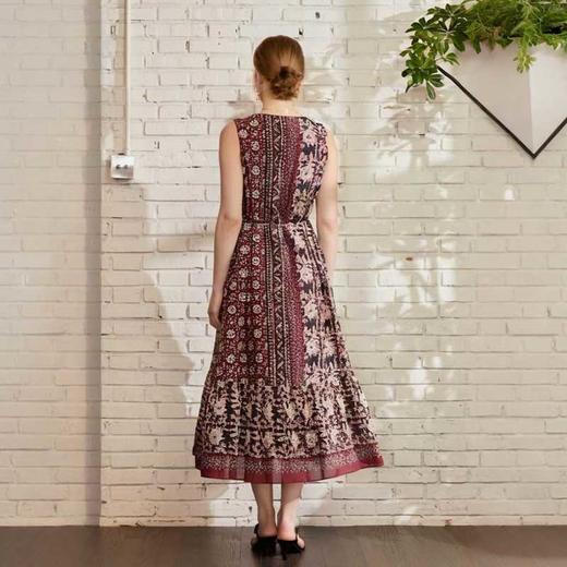 VIVIAN LIU V2524102  春季时尚圆领后背系扣无袖收腰连衣裙 商品图1