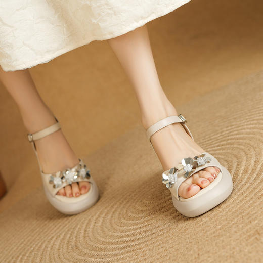 【预售5天】7.5cm高跟粗跟厚底凉拖鞋女夏季新款水钻花朵亮片露趾一字型凉鞋MLD&AM970 商品图2