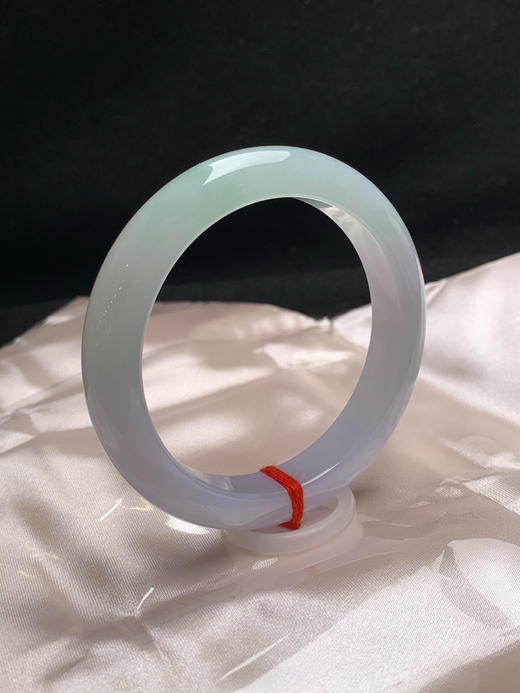 620167，57.7圈口，糯化春彩半山水正圈平安镯，半截粉紫半截淡绿，种老水足 商品图1