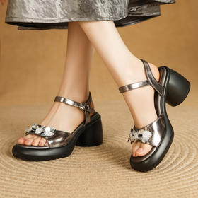 【预售5天】7.5cm高跟粗跟厚底凉拖鞋女夏季新款水钻花朵亮片露趾一字型凉鞋MLD&AM970