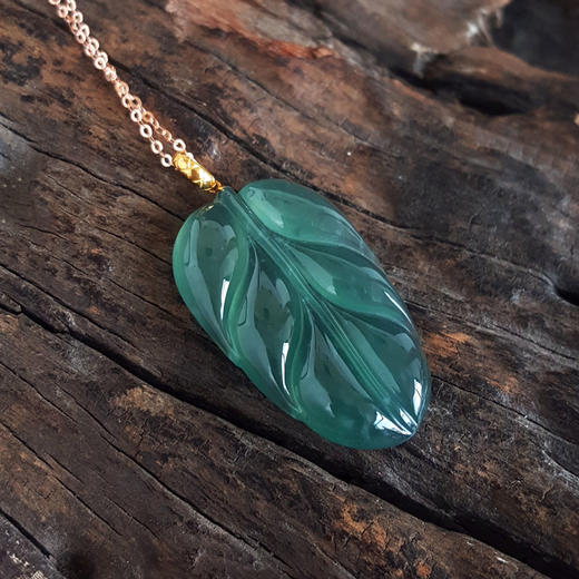 【天然正品】AU750黄金镶冰种蓝水叶子造型翡翠（金枝玉叶）吊坠项链36.9*19.5*4.5MM（皆取最大值）女士现售价：520特价！260525NJM15 商品图3