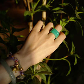 天圆地方款澳玉戒指