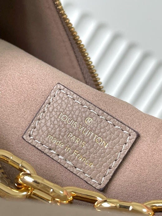 夏季特惠💰1150 原单LV M46738 尺寸：38×26×10cm LOOP HOBO 全皮月亮包 变码芯片 商品图7