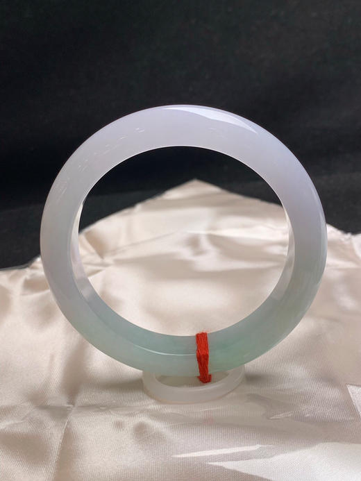 620167，57.7圈口，糯化春彩半山水正圈平安镯，半截粉紫半截淡绿，种老水足 商品图3