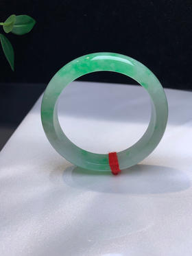 620162，55.5冰阳绿色手镯，种水好，一大截阳绿色，就是略有些棉感，上手效果特别美