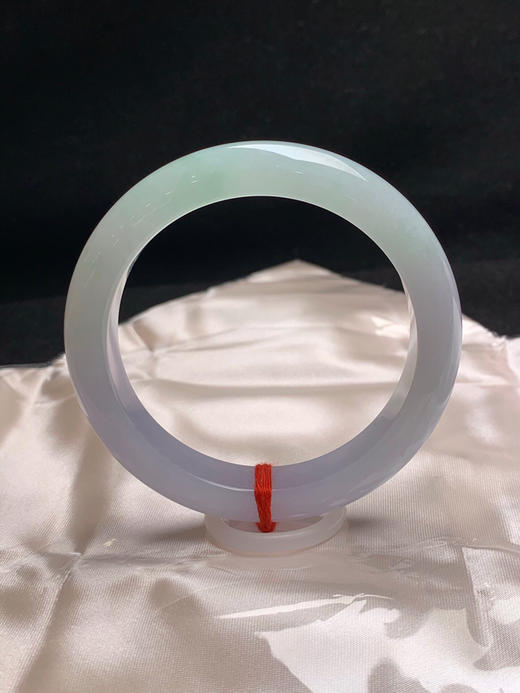 620167，57.7圈口，糯化春彩半山水正圈平安镯，半截粉紫半截淡绿，种老水足 商品图0