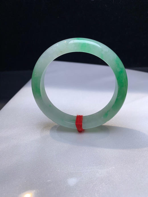 620162，55.5冰阳绿色手镯，种水好，一大截阳绿色，就是略有些棉感，上手效果特别美 商品图3