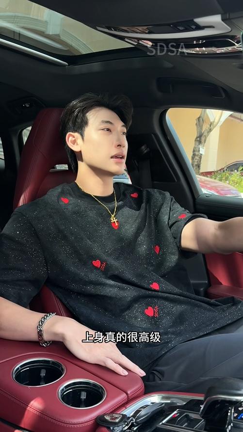 T3759夏季高级感新款男士满天星刺绣爱心短袖T恤轻奢时尚百搭圆领上衣 商品图0