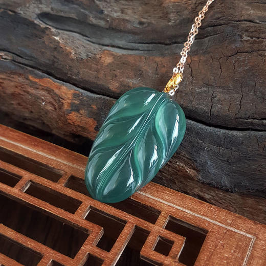 【天然正品】AU750黄金镶冰种蓝水叶子造型翡翠（金枝玉叶）吊坠项链36.9*19.5*4.5MM（皆取最大值）女士现售价：520特价！260525NJM15 商品图9