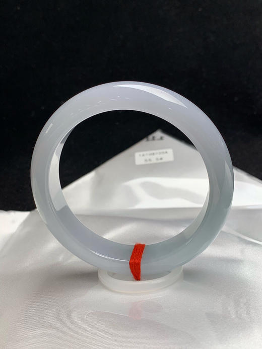 620168，55.5圈口，糯化淡晴正圈平安镯，淡蓝底色，底子胶润，干净清爽 商品图3