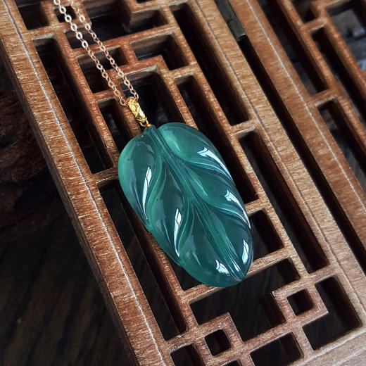 【天然正品】AU750黄金镶冰种蓝水叶子造型翡翠（金枝玉叶）吊坠项链36.9*19.5*4.5MM（皆取最大值）女士现售价：520特价！260525NJM15 商品图8