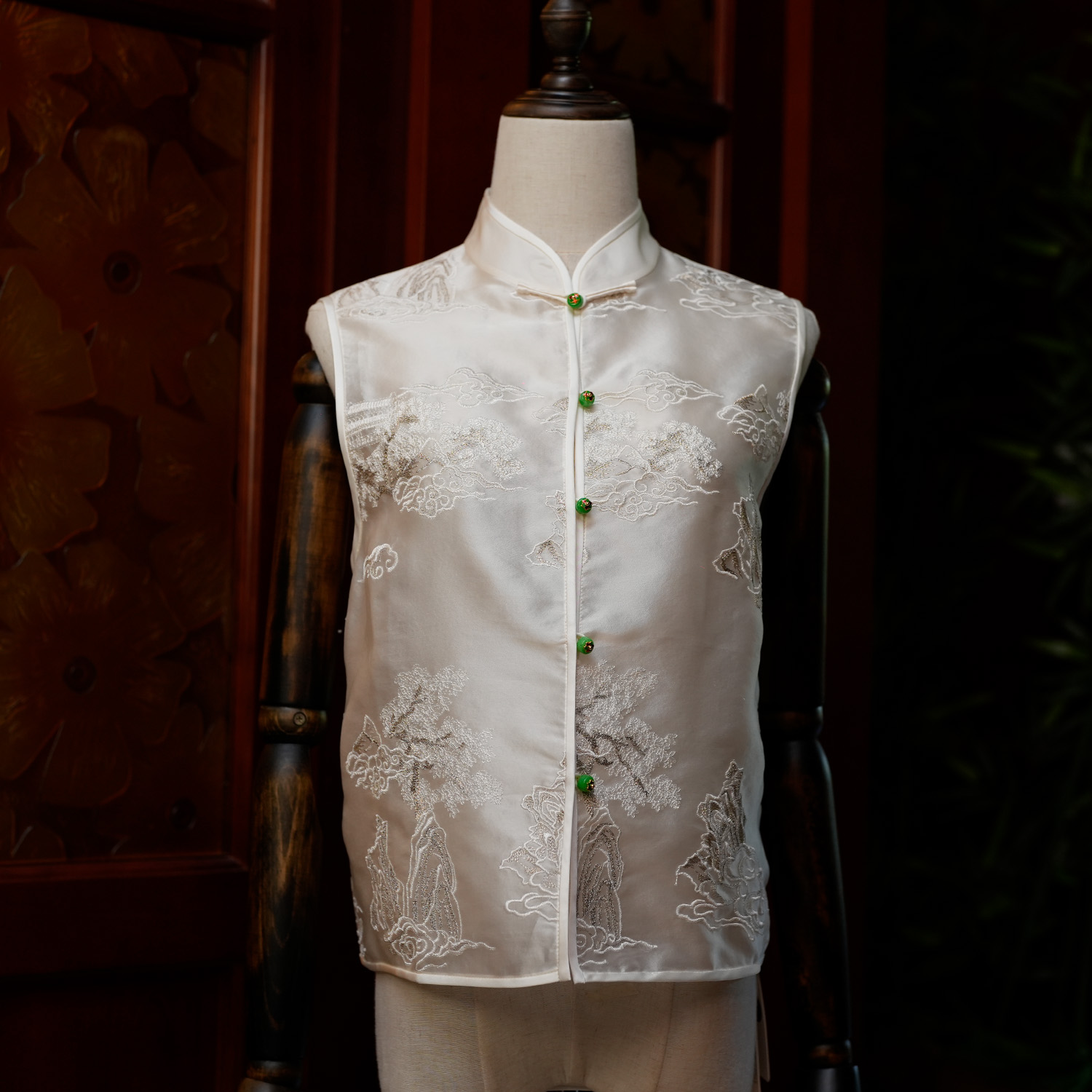 欧根纱刺绣白色马甲