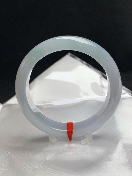 620168，55.5圈口，糯化淡晴正圈平安镯，淡蓝底色，底子胶润，干净清爽 商品图0