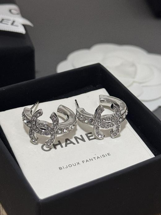 香奈儿 最新款白金cc圆形钻耳钉 （XTY） 商品图4