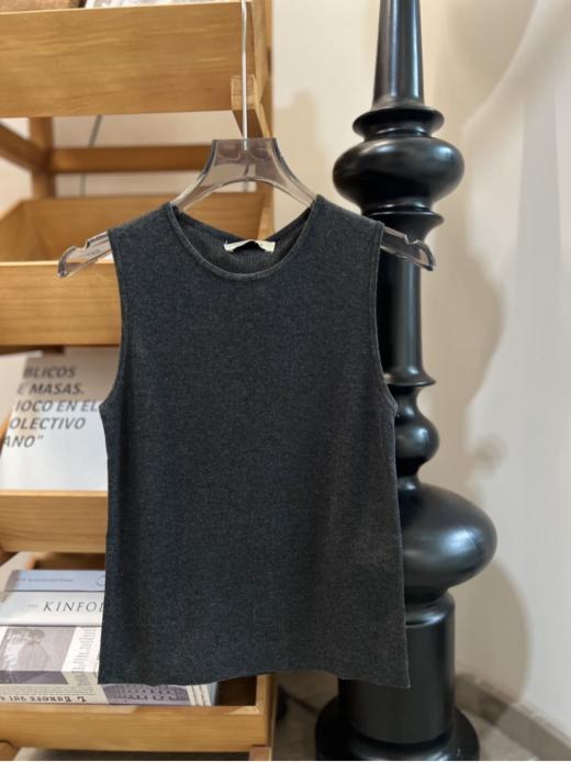 🌈【MOMOTIABIN·时尚界的宠儿小背心XZA88】❤️经典复古灰圆领无袖背心 ✅这款超美的圆领无袖针织背心，圆领的设计独特又贴心， ✅还增添了一份时尚感和优雅气质。🔥针织的纹理细腻精致 商品图2