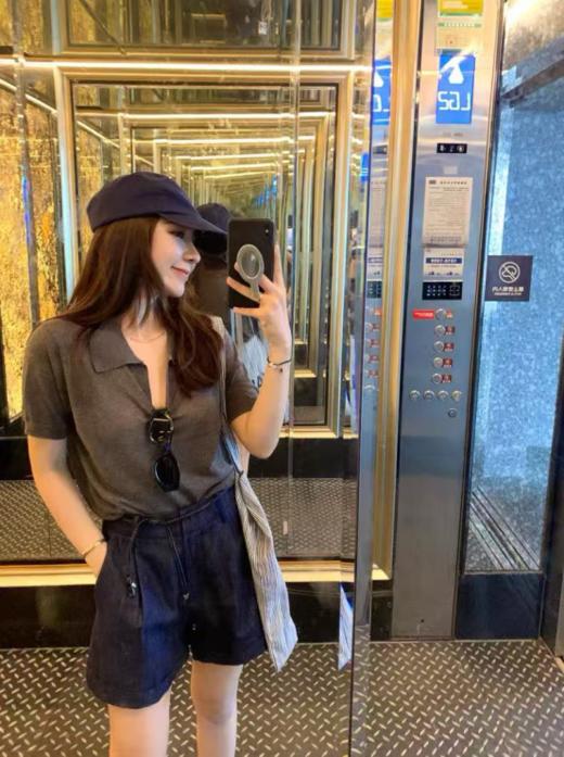 👏夏日上新！！【法式翻领高级感气质短袖XZA79💕】 🔺法式V领灰色针织短袖 🔺法式T恤领~🤩高级感气质上衣~ 🔺穿上总有种神秘感~ 🔺最喜欢的百搭灰色，强烈安利给你们呦~ 商品图3