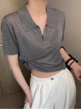 👏夏日上新！！【法式翻领高级感气质短袖XZA79💕】 🔺法式V领灰色针织短袖 🔺法式T恤领~🤩高级感气质上衣~ 🔺穿上总有种神秘感~ 🔺最喜欢的百搭灰色，强烈安利给你们呦~