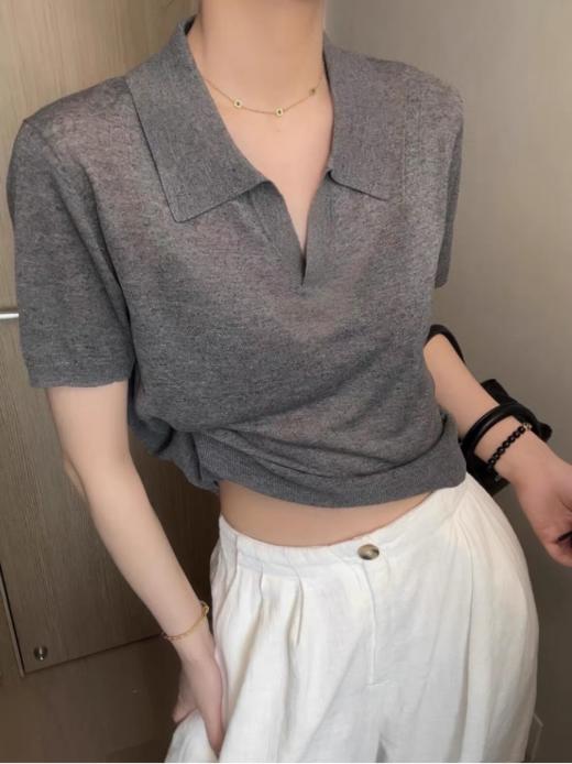 👏夏日上新！！【法式翻领高级感气质短袖XZA79💕】 🔺法式V领灰色针织短袖 🔺法式T恤领~🤩高级感气质上衣~ 🔺穿上总有种神秘感~ 🔺最喜欢的百搭灰色，强烈安利给你们呦~ 商品图0