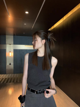 🌈【MOMOTIABIN·时尚界的宠儿小背心XZA88】❤️经典复古灰圆领无袖背心 ✅这款超美的圆领无袖针织背心，圆领的设计独特又贴心， ✅还增添了一份时尚感和优雅气质。🔥针织的纹理细腻精致