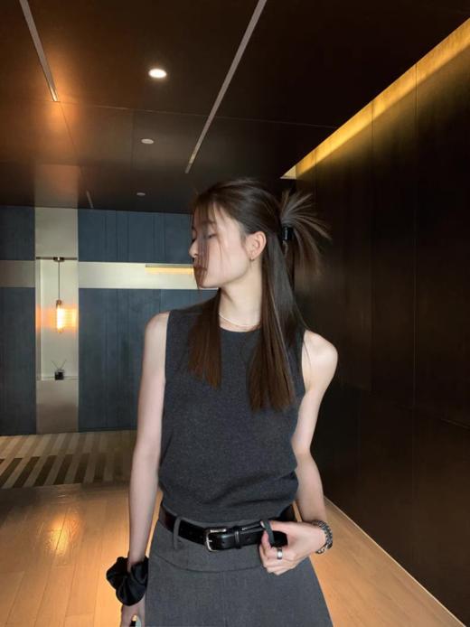 🌈【MOMOTIABIN·时尚界的宠儿小背心XZA88】❤️经典复古灰圆领无袖背心 ✅这款超美的圆领无袖针织背心，圆领的设计独特又贴心， ✅还增添了一份时尚感和优雅气质。🔥针织的纹理细腻精致 商品图0