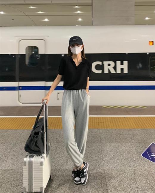 ☺️【MOMOTIABIN·新款半开领T恤XZA92】✅经典耐看V领开的深度刚好蛮显颈脖修长的 ❤️拿到手不夸张的说是你们会收了一色🏆还想再收一色那种 商品图3