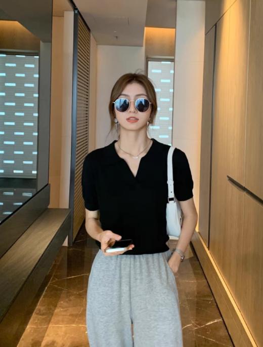 ☺️【MOMOTIABIN·新款半开领T恤XZA92】✅经典耐看V领开的深度刚好蛮显颈脖修长的 ❤️拿到手不夸张的说是你们会收了一色🏆还想再收一色那种 商品图0