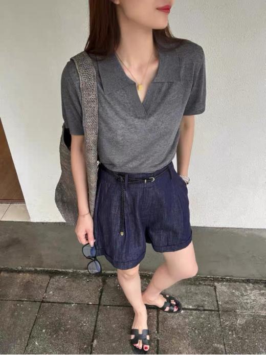 👏夏日上新！！【法式翻领高级感气质短袖XZA79💕】 🔺法式V领灰色针织短袖 🔺法式T恤领~🤩高级感气质上衣~ 🔺穿上总有种神秘感~ 🔺最喜欢的百搭灰色，强烈安利给你们呦~ 商品图2
