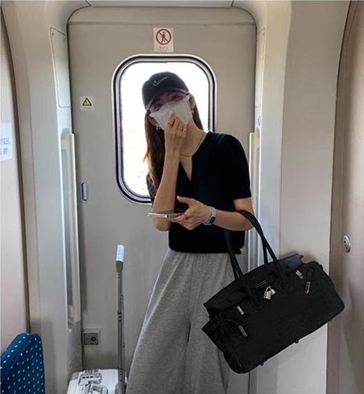 ☺️【MOMOTIABIN·新款半开领T恤XZA92】✅经典耐看V领开的深度刚好蛮显颈脖修长的 ❤️拿到手不夸张的说是你们会收了一色🏆还想再收一色那种 商品图4