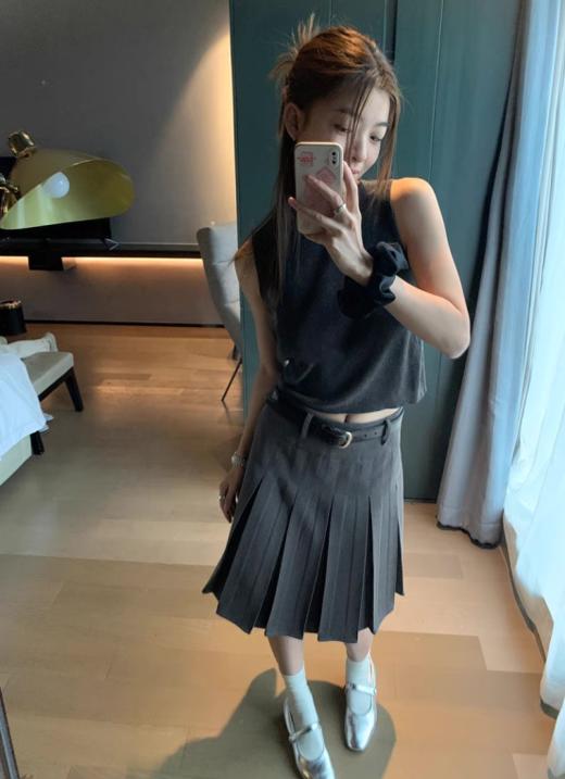 🌈【MOMOTIABIN·时尚界的宠儿小背心XZA88】❤️经典复古灰圆领无袖背心 ✅这款超美的圆领无袖针织背心，圆领的设计独特又贴心， ✅还增添了一份时尚感和优雅气质。🔥针织的纹理细腻精致 商品图3