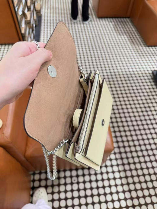 ¥1299🇺🇸已经被市场认证的顶流配色，奶油黄❗️二级市场大溢价❗️❗️喜欢这个颜色别错过Coach klare流浪包，背法很多，单肩斜挎都行！ 商品图1