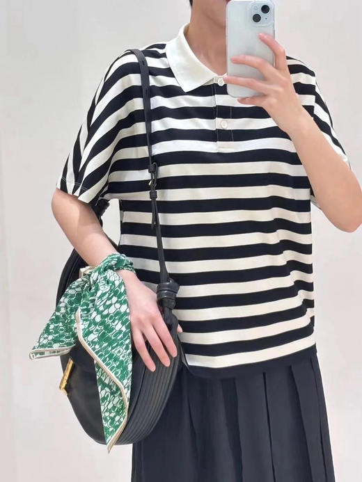 休闲通勤条纹合身短袖POLO领针织衫 棉条纹针织布POLO衫 水柔棉针织布材质 黑白条纹简约高级 宽松版型设计 拼色polo领 富有层次感 商品图6