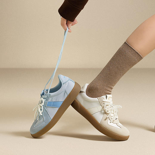 千百度珍珠蝴蝶结德训鞋女款复古板鞋时尚运动休闲鞋A25400801 商品图1